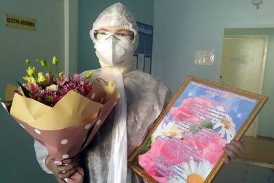 Кинешемским врачам подарили цветы и посвятили им стихи - mkivanovo.ru