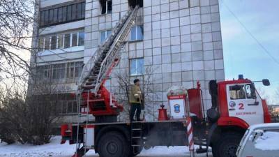 В Екатеринбурге горела многоэтажка. Спасатели эвакуировали 45 человек (ФОТО) - newdaynews.ru - Екатеринбург