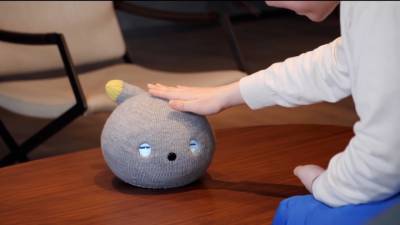 Видео из Сети. Японский робот NIcobo попробует заменить кота или собаку - vesti.ru
