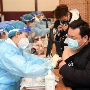 В Китае за распространение поддельной вакцины от коронавируса задержали 80 человек - reporter-ua.com - Китай