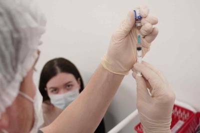 Александр Гинцбург - Гинцбург назвал предполагаемый срок защиты от коронавируса вакциной «Спутник V» - live24.ru - Москва
