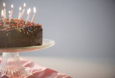 Праздничный торт с ошибкой: почему родители указали неправильный возраст дочери в день рождения - 24tv.ua