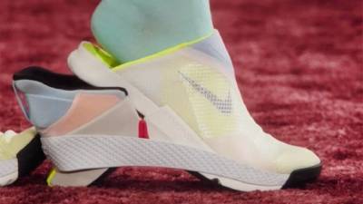 Nike представила кроссовки, которые можно обуть без помощи рук - 24tv.ua