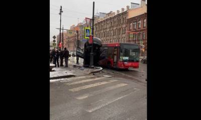 Иномарка подрезала автобус и взобралась на светофор на Московском проспекте - abnews.ru - Санкт-Петербург