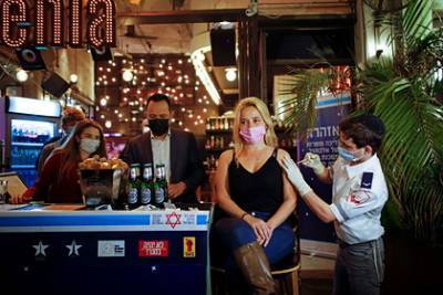 Только вакцинированных пустят в бары и отели в Израиле - lenta.ru - Израиль