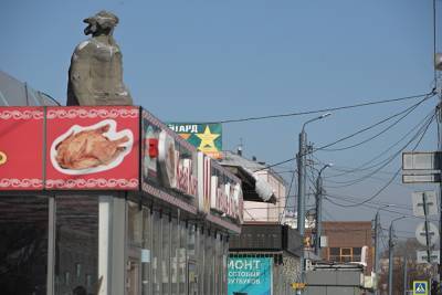 Почему в Челябинске уже полтора года с гостевого маршрута не могут убрать незаконные киоски - znak.com - Челябинск
