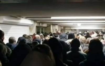 В Киеве началась аномальная давка в метро: люди "ходят" друг другу по головам, видео - politeka.net - Киев