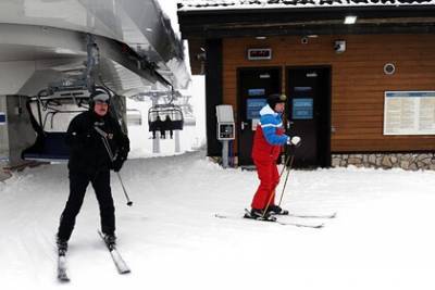 Владимир Путин - Александр Лукашенко - Путин с Лукашенко прокатились на лыжах и снегоходах - lenta.ru - Россия