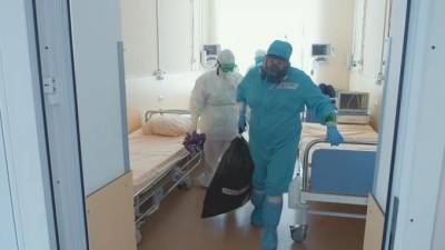 За сутки в Петербурге зарегистрировали 913 новых случаев заболевания коронавирусом - piter.tv - Санкт-Петербург - Москва