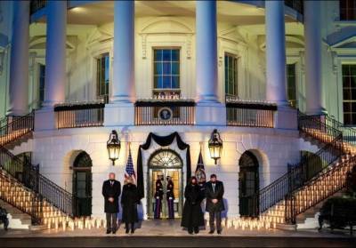 Джон Байден - Джилл Байден - Джо Байден - Байден почтил память 500 тысяч американцев, умерших от COVID-19 - unn.com.ua - Киев