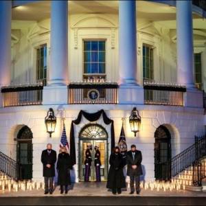 Джон Байден - Джилл Байден - В Белом доме почтили память 500 тысяч американцев, умерших от коронавируса - reporter-ua.com - Сша