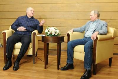 Владимир Путин - Александр Лукашенко - Лукашенко подарил Путину белорусские хамон и пармезан - lenta.ru - Россия