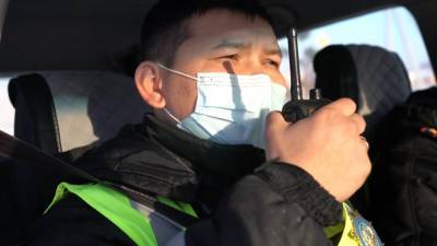 В Казахстане инспектор помог автомобилистам во время метели. - riafan.ru - Казахстан - Костанай
