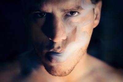 Ученые узнали, как дым сигарет помогает коронавирусу попасть в клетки - mk.ru
