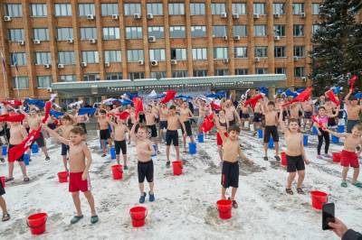 В Красногорске более 100 человек приняли участие в обливании ледяной водой - runews24.ru - Красногорск