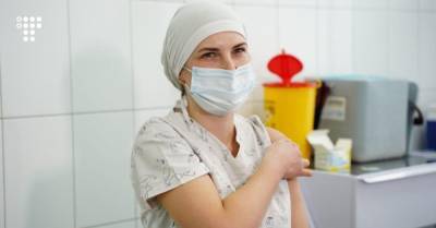 «Небольшой укол в руку, ничего сложного нет» — первая вакцинированная врач в Киевской области - hromadske.ua - Украина - Киевская обл.