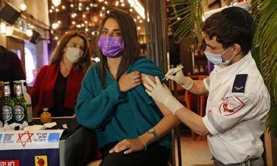 В баре в Израиле бесплатно наливают тем, кто вакцинируется от коронавируса - rusjev.net - Израиль - Тель-Авив