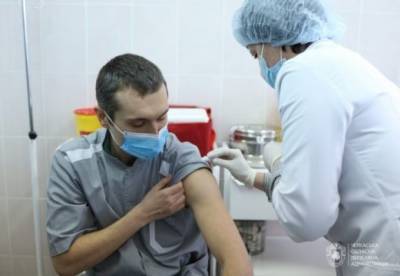 Отработал смену, со мной все хорошо - первый человек, которому укололи вакцину CoviShield в Украине - facenews.ua - Украина
