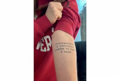 Девушка год скрывала новую татуировку из-за ее случайной отсылки к коронавирусу - lenta.ru