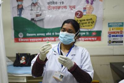 Индия - Скандал в Индии: тысячи людей стали участниками теста, думая, что получают вакцину против COVID - 24tv.ua