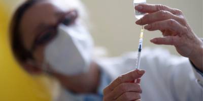 Смерть не связывают с прививкой. В Литве пенсионер умер через несколько минут после вакцинации от COVID-19 - nv.ua - Литва