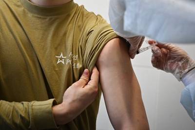 В Литве мужчина умер через несколько минут после вакцинации от коронавируса - lenta.ru - Литва