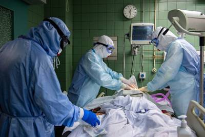 В России за сутки умерли 439 человек с коронавирусом - lenta.ru - Россия