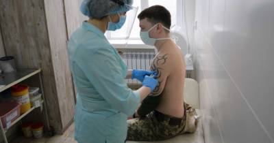 В Луганской области от COVID-19 начали вакцинировать военных: выдают свидетельство о прививке (6 фото) - tsn.ua - Луганская обл. - Луганск