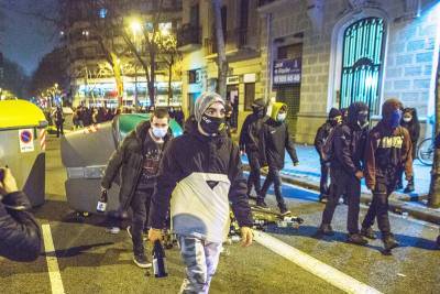 Улицы Барселоны превращаются в театр военных действий - tvc.ru - Испания