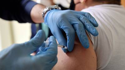 Китай выразил готовность сотрудничать с РФ по вакцине от COVID-19 - gazeta.ru - Россия - Китай