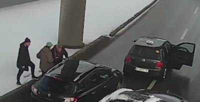 В Киеве водители устроили побоище прямо на мосту: драка попала на видео - politeka.net - Киев