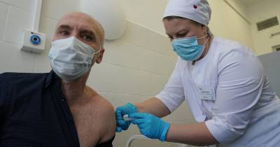 Вакцина "ЭпиВакКорона" показала хороший результат среди пожилых людей - ren.tv