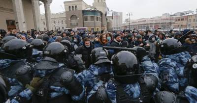 Алексей Навальный - Холодные автозаки, переполненные камеры и пытки: задержанные во время российских акций жалуются на условия содержания - tsn.ua - Россия
