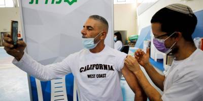 Более 108 миллионов. Количество привитых от коронавируса в мире превысило количество заболевших — Bloomberg - nv.ua - Сша - Китай - Израиль