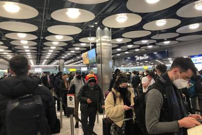 Тысячи разгневанных долгим ожиданием пассажиров устроили «хаос» в аэропорту - lenta.ru - Англия - Эмираты