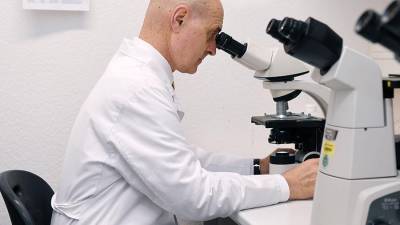 Ученые в США открыли очищающий клетки человека от «спящего» ВИЧ белок - iz.ru - Сша - Израиль - Вашингтон