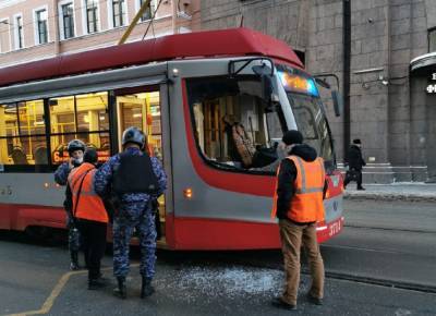 Неадекватная дама разбила пакетом окно петербургского трамвая - abnews.ru - Санкт-Петербург