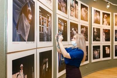 В ХМАО открылась фотовыставка, посвященная подвигу врачей - znak.com - округ Югра