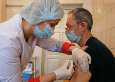 Известно, как в ОРДЛО заставляют прививаться COVID-вакциной из РФ - news.bigmir.net - Россия - Луганская обл.