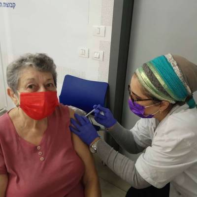 В Израиле благодаря вакцинации резко снижается заболеваемость среди пожилых людей - rusjev.net - Израиль