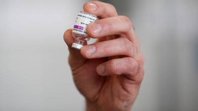 FT заявила о низкой эффективности вакцины AstraZeneca от штамма из ЮАР - iz.ru - Англия - Юар