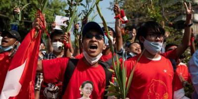 Аун Сан Су Чжи - Красные рубашки и красные флаги. В Мьянме тысячи человек вышли на протесты против военного переворота - nv.ua - Бирма - Янгон