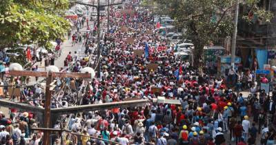 Мьянма взорвалась протестами: десятки тысяч вышли на улицы против военного переворота - tsn.ua - Украина - Бирма - Янгон