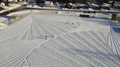 Канадский художник рисует на снегу геометрические узоры. - riafan.ru