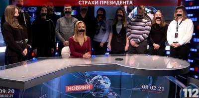 Владимир Зеленский - Кристина Квин - Журналисты закрытых украинских каналов вышли в эфир с заклеенными ртами - eadaily.com - Сша