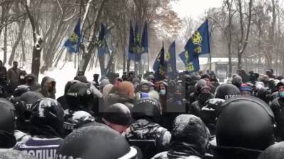 Радикалы повесили возле «Паркового» плакат в поддержку Зеленского и кричали «Путин – х**ло» - sharij.net