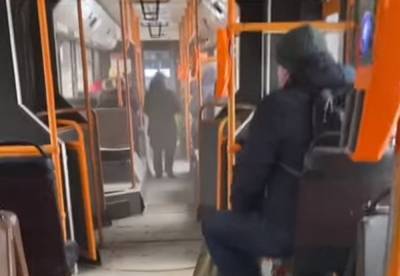 Киевляне сняли на видео "уставший" автобус с дырками в полу: "За что мы платим?" - politeka.net - Украина