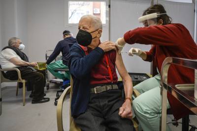 Вакцинация в Нидерландах стала смертельной для 15 пожилых людей - tvc.ru