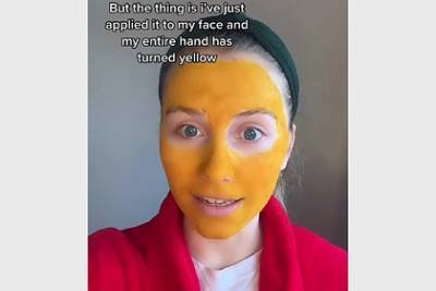 Женщина сделала маску для кожи, осталась с оранжевым лицом и прославилась в сети - lenta.ru