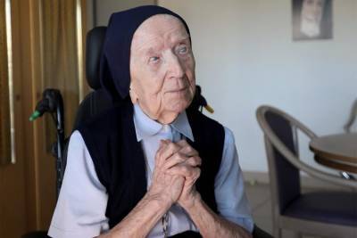 Томас Мур - Во Франции 116-летняя монахиня победила коронавирус - m24.ru - Франция
